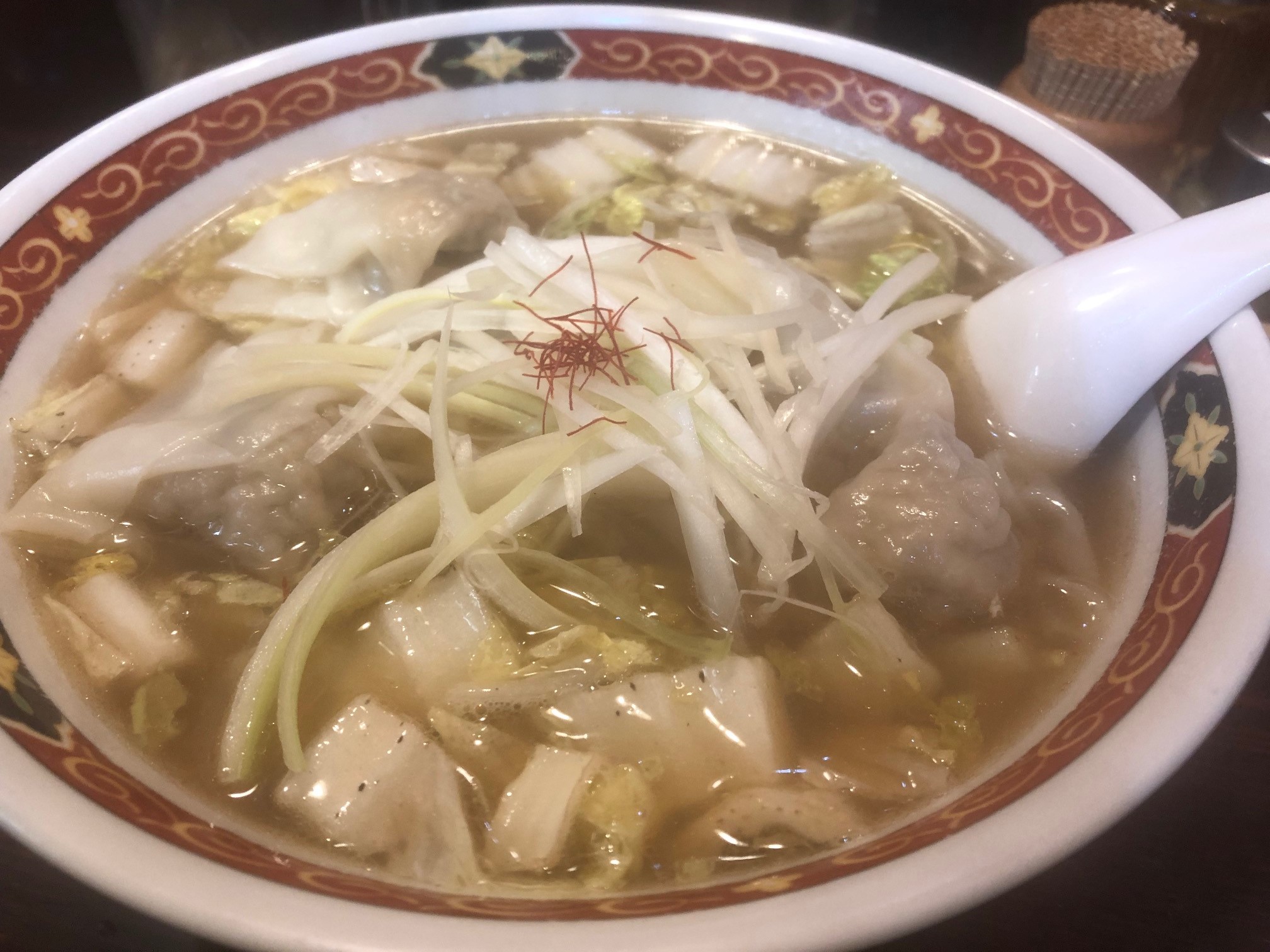わんたんめんの店しお福 新橋駅 泥酔後の〆に心地よいスープを最高の調味料でシバく ぶるちゃんグルメ